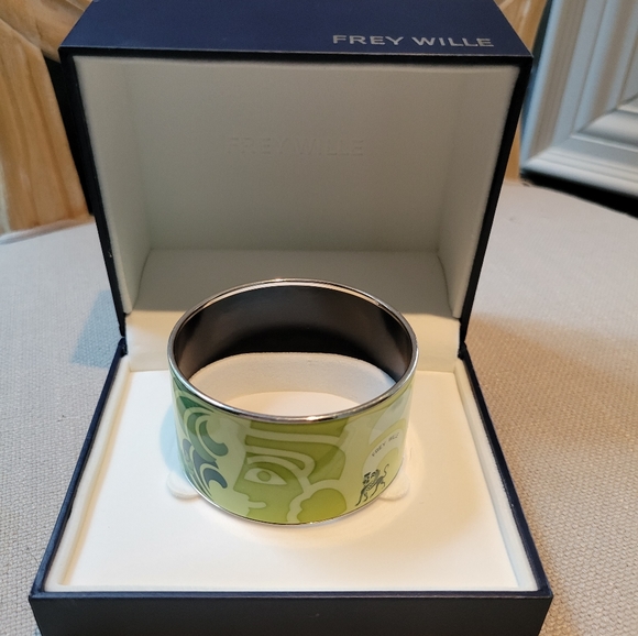 FREY WILLE--classic silver enamel bangle with signature motif in green - Picture 4 of 5